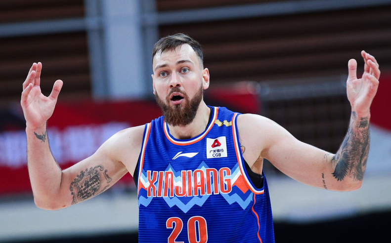 英雄-关键时刻新疆广汇单刀错失——法甲节点到来，更衣室稳定，资深球员宣示担当(新疆广汇疯狂买人又签新外援)